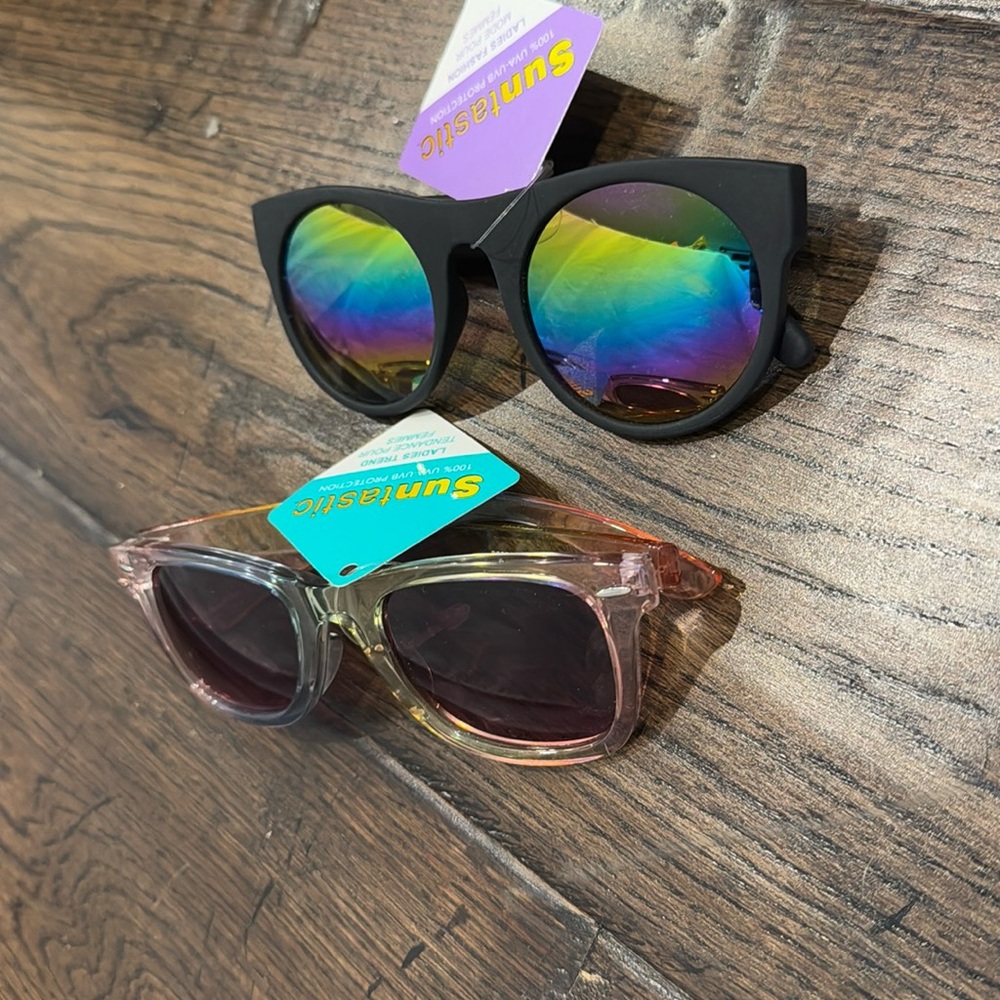 Sunglasses rainbow / unicorn vibe to me